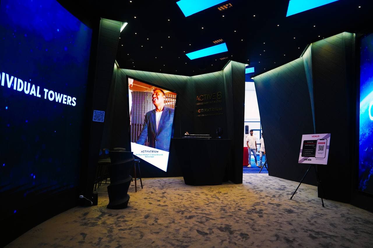 Projection mapping on curved exhibition stall surface