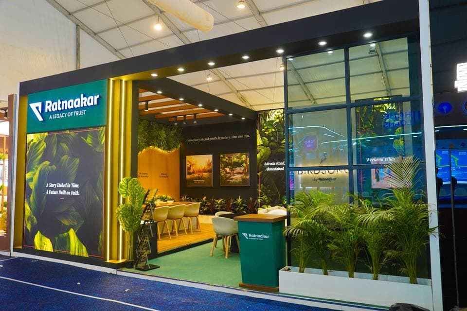 Glass-front exhibition brand lounge with an illuminated façade at a 48 sqm property expo